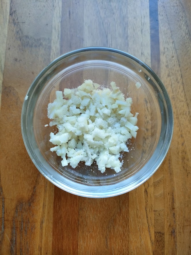 にんにくはみじん切りにし、塩をふって5分くらいおき、すべての材料を混ぜる。