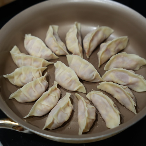 フライパンに油を入れて中火で熱し包んだ餃子を並べる。
底に焼き色がついたら水を5㎜の高さまで加え、蓋をして5分蒸す。