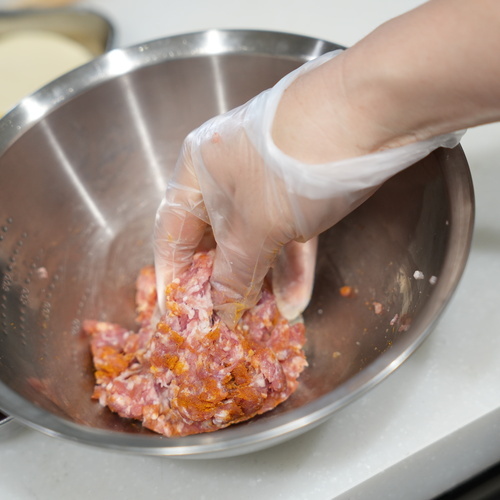 豚ひき肉と塩カレー粉をボウルに入れてよく混ぜる。

