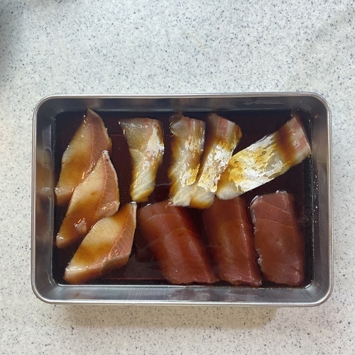 ②に刺身を漬ける。
