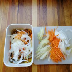 千切りにした野菜も入れ、マリネ液を行きわたらせたら、冷蔵庫でしんなりするまでおく。