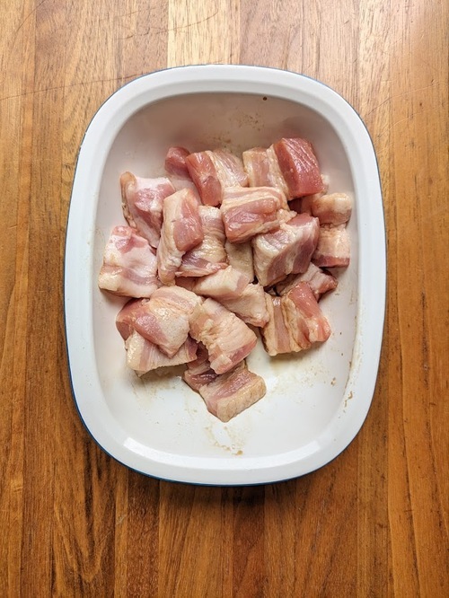豚バラ肉は５㎜厚さの1.5㎝角に切り、塩・コショウ少々と醤油小さじ1を揉みこむ。