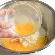強力粉、薄力粉、ベーキングパウダー、おから、砂糖、オリーブオイル、塩をボールに入れ、卵を割りほぐし加え1割残す。水を少しずつ加え耳たぶくらいの固さになるまでこねる。