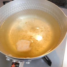 塩とうすくちで味を調え、椀に盛り、三つ葉を添えて出来上がり。