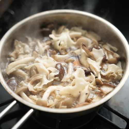 ＝A＝をフライパンに入れ、煮たてる。
きのこを食べやすい大きさにほぐして鍋に入れる。
きのこがしんなりしたら＝B＝を合わせて水溶き片栗粉を作り、フライパンに流し入れる。
とろみがついたら更に1分加熱する。
