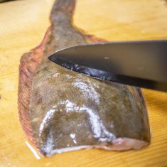 鍋に醤油、酒、みりん、砂糖、生姜を入れ、カレイをひたします。
