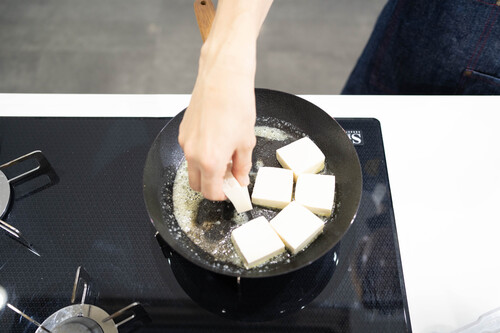 フライパン又は浅めの鍋にバター５ｇをいれ、中火で熱し、豆腐を並べる。