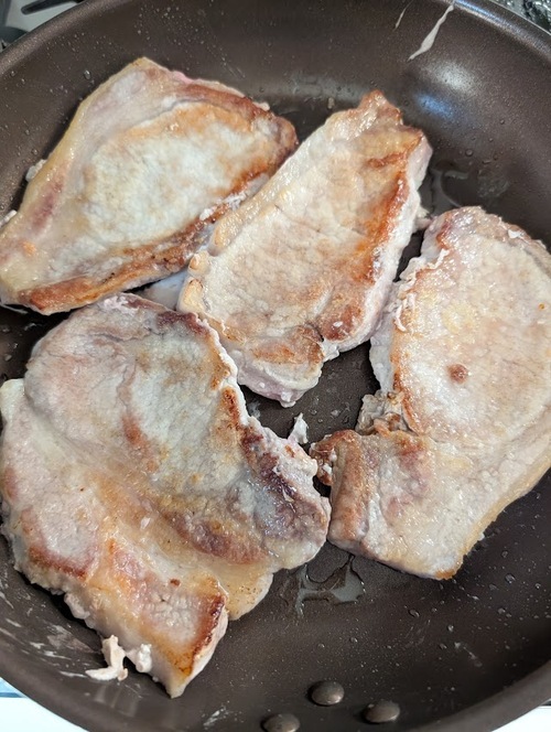 裏返しの報知が鳴れば、豚肉を裏返し、蓋をしてモードキーを押す。