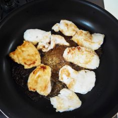 粗熱がとれてから海苔を巻く。