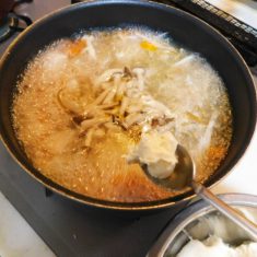 ③の野菜が柔らかくなったら、しめじ、①のすいとんを生地をスプーンなどで、入れていく。