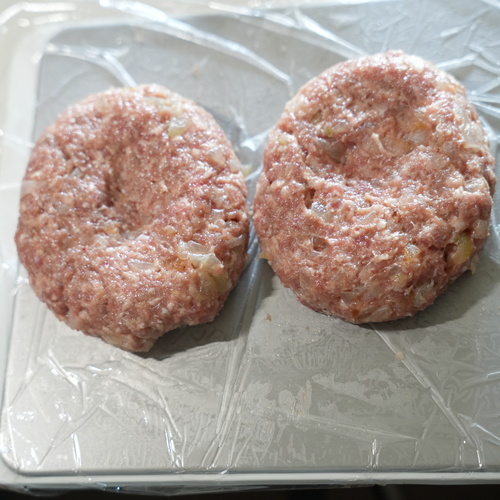 半分ずつ厚さ2㎝の俵形に成形し、冷蔵庫で30分程冷やす。