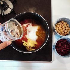 鍋に豆以外のすべての材料を入れて火にかける。沸騰したら豆を入れ、弱火で10分煮る。焦げないように途中かき混ぜる。