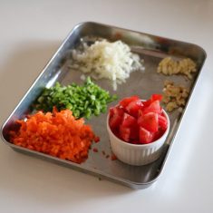 フライパンに油を熱し、にんにくとしょうがを弱火で炒める。