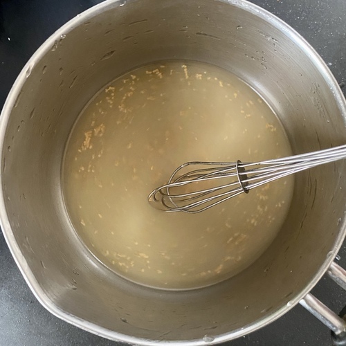 鍋にレモンソースの材料を全て入れひと煮立ちさせる。
