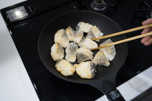 鱈は、骨があれば除き、３切れを１２等分に切る。 ボウルにいれ、塩少々、酒をいれ、混ぜ合わせ１０分ほどおく。