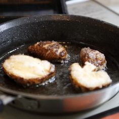 フライパンに底から1センチくらいの油を入れる。油が150度くらいになったらしいたけを並べ、両面を軽く焼き色がつく程度に焼く。