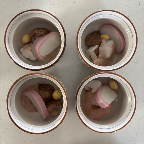 椎茸は4等分、三つ葉は3㎝の長さに切る。
器に＝具材＝を入れる。