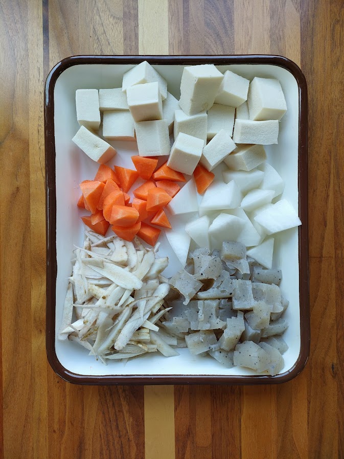 高野豆腐はぬるま湯に１分ほど浸してから6等分に切る。大根と人参は小さめの乱切り、ごぼうはささがきにする。