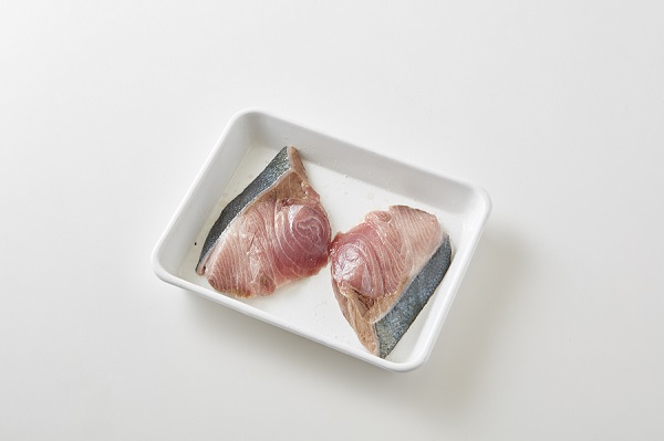 ザルにぶりをのせ、表面の色が変わるまで熱湯（分量外）をまわしかける。