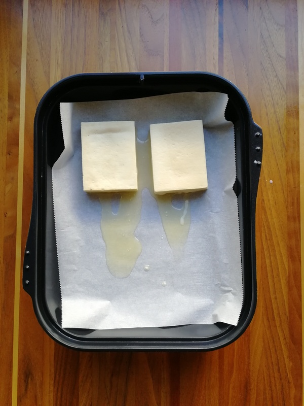 マルチグリルのキャセロールにオーブンペーパーを敷き、④の溶かしバターをひいて、その上に③を並べる。