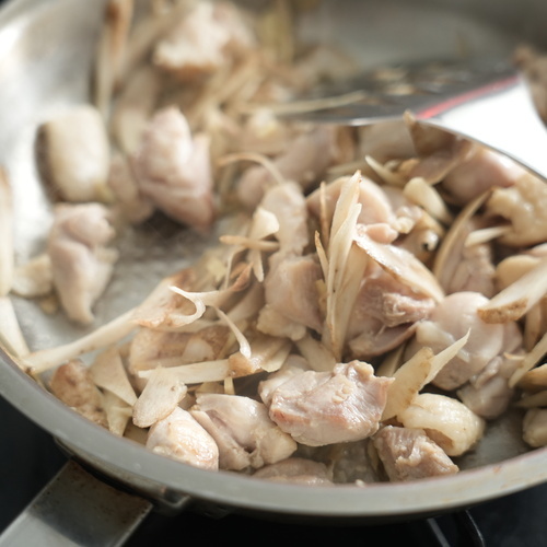 フライパンを中火で熱し、鶏もも肉を炒める。
肉の色が白くなったらしょうがとごぼうを入れて炒める。
=A=を加え、とろみがつくまで煮たてる。