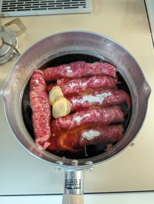 鍋に③を巻き終わりを下にして並べ、＝Ａ＝を入れ、アルミ箔で落し蓋をし、点火して［煮るオート］を設定する。