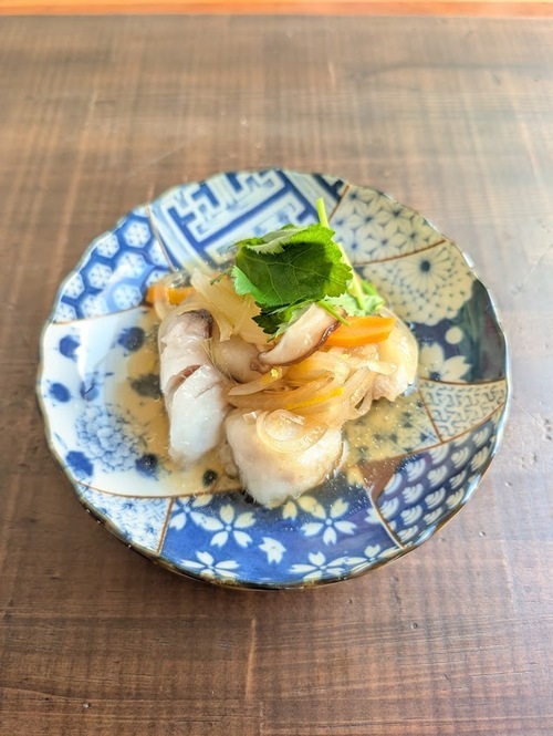 お皿にタラを盛り、あんかけをかけ、三つ葉をちらす。