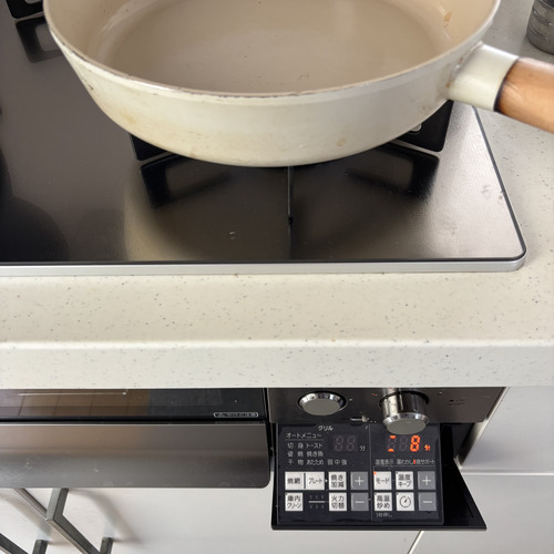 フライパンをコンロに置いて点火し、調理モード：焼きサポート/タイマー：8分に設定する。