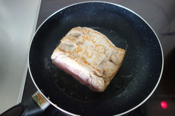 肉は焼き縮みを防ぐため、あらかじめフォークで数か所刺しておく。うま味が流れ出ないよう、油(分量外)で肉の表面に焼き色を付ける。
