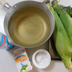 とうもろこしは、生のまますりおろす。
