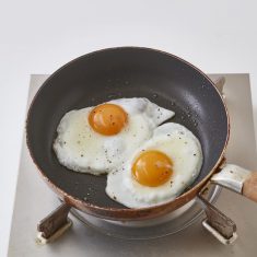 フライパンにサラダ油小さじ２をいれ弱火で熱し、卵を割り入れ、塩、黒こしょう少々をふり、