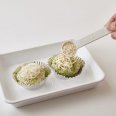 バター、牛乳、ハム、塩、黒こしょうを加えよく混ぜ、２等分に分ける。アルミカップにのせ、マヨネーズを小さじ1/2ずつかけ、パン粉をのせ、トースターで表面に焼き色がつくまで焼く。