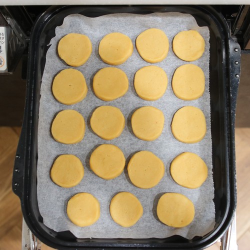 マルチグリルのキャセロールに3を並べ、蓋をしたら調理モード［パン］で25分加熱。