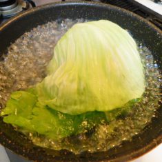 キャベツは上側の葉を丁寧にむき、熱湯で茹でる。