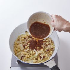 ②のフライパンにバター、玉ねぎ、りんごをいれ、弱火で炒める。