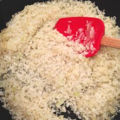 フライパンが汚れていたらペーパーで拭き取り、新たにオリーブオイル大さじ2、ニンニクを入れ火にかける。ニンニクからいい香りがしてきたら、玉ねぎをしんなりするまで炒める。