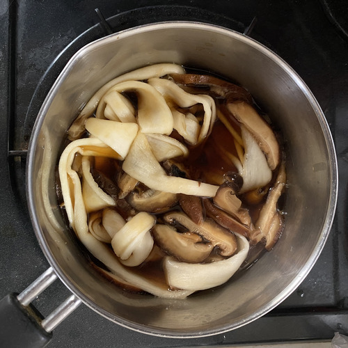 【椎茸・かんぴょう】干し椎茸はぬるま湯で戻し、石づきを切り落として細切りにする。かんぴょうは塩で揉み洗いし、たっぷりの湯で１０分程茹でて水気を切り、海苔の横幅に合わせて切る。