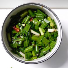 ②にニラを入れ、混ぜ合わせる(ニラが大体浸かるくらいにタレの量を調節)。