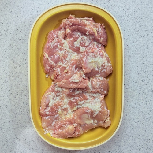 鶏もも肉の水気を拭き、表面をフォークなどで刺し、塩麹とすりおろしにんにくに漬ける。（30分～）