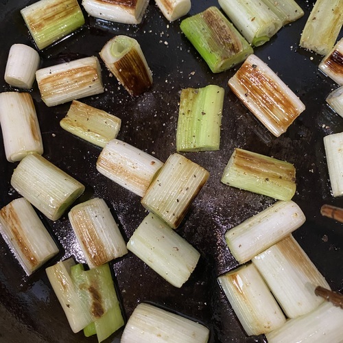 フライパンにオリーブオイルを入れて温める。①を入れこんがりとした焼き色が付くまでたまに動かしながらしっかりと焼き、塩こしょうを振りかける。
