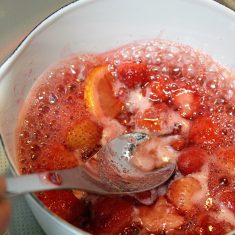 15分ほど煮てとろりとしてきたら火からおろし、レモンを取り除く。