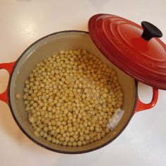 （下準備）
・大豆を茹でる場合は、鍋に大豆300gに対して水9カップを入れ1晩（8時間以上）つけておく。そのまま鍋を火にかけ強火にかける。