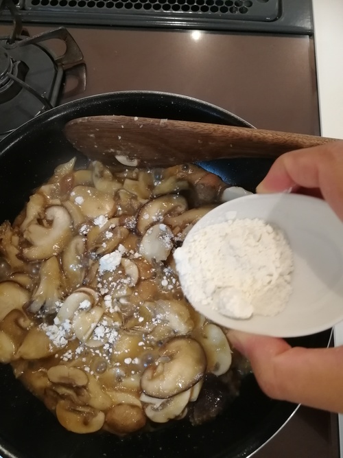 小麦粉を振り入れてさらに炒め、コンソメを入れる。