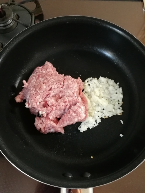 フライパンに油（分量外）と①のにんにくを入れて火にかけ、良い香りがしてきたら豚ひき肉を入れて炒める。