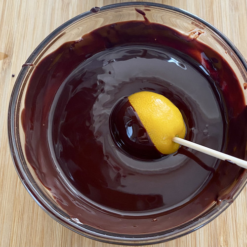 ①を竹串に刺し、②のチョコレートを回りに絡める。