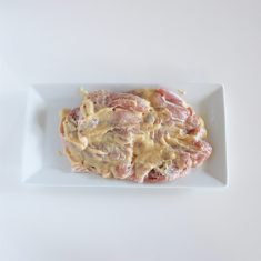 ①の鶏もも肉に2を両面しっかり塗り、2～3時間ほど冷蔵庫に入れて味をなじませる。