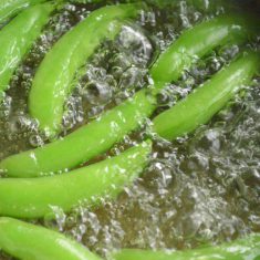 スナップエンドウは沸騰した湯に塩（分量外）加えさっと茹る。
