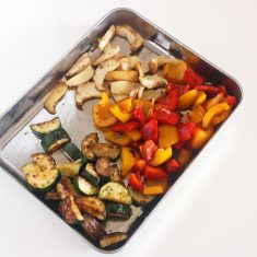 赤・黄パプリカ、エリンギもズッキーニと同様塩こしょうをして焼き色を付けて取り出しておく。