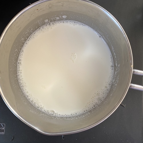 小鍋に牛乳200mlと⑤、砂糖大さじ1を入れて弱火にかける。混ぜながらゼラチンが溶けるまで加熱する。室温になるまで冷ましておく。