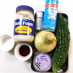 ゴーヤは、半分にカットし、中のワタをスプーンなどでよく取り、スライスする。
